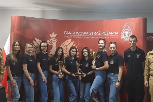 Mistrzynie województwa śląskiego z OSP Zrębice z wizytą w Komendzie Miejskiej PSP w Częstochowie