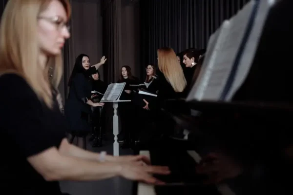 „Kobieca odsłona jesieni” w Gaude Mater – wieczór pełen muzyki i poezji
