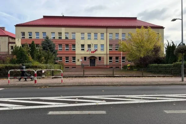 Policja uspokaja: szkoły w Gminie Blachownia pod wzmożoną ochroną