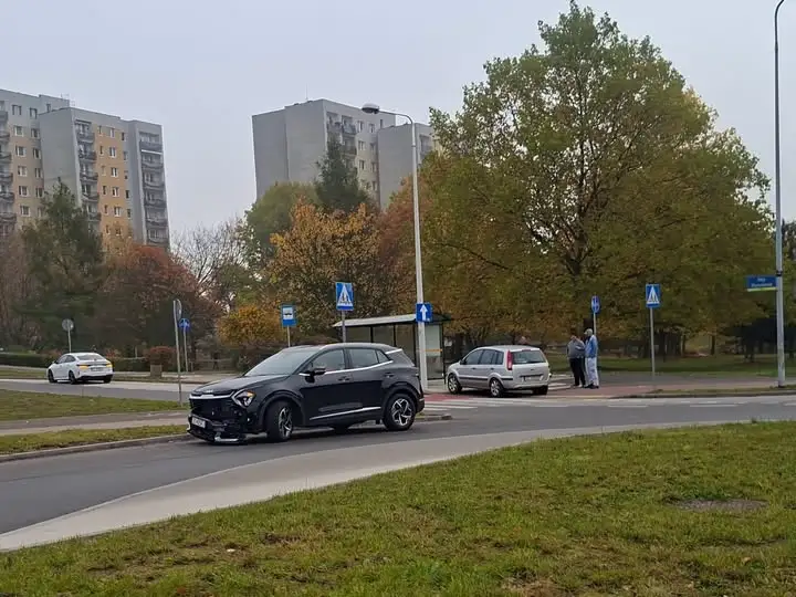 Kolizja na rondzie Fieldorfa-Nila i Wyzwolenia w Częstochowie – kolejny wypadek na niebezpiecznym skrzyżowaniu